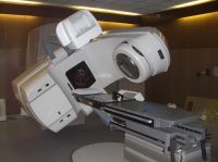 Lineární urychlovač (firma Varian) umožňující ozařování svazkem fotonů o energii 6 a 18 MeV a elektronovými svazky