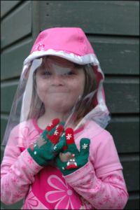 Dítě nemocné xeroderma pigmentosum v ochranném oděvu proti slunečnímu UV záření